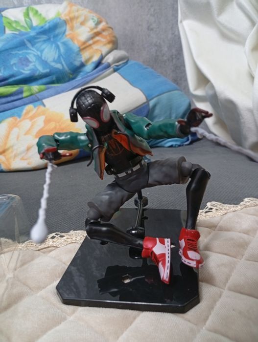 Продам фигурку человека паука