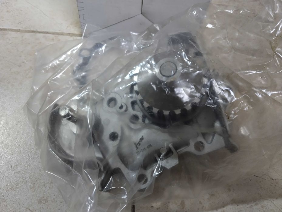 Водна помпа ,нова Дачия Сандеро 1,4 бензин 2008г