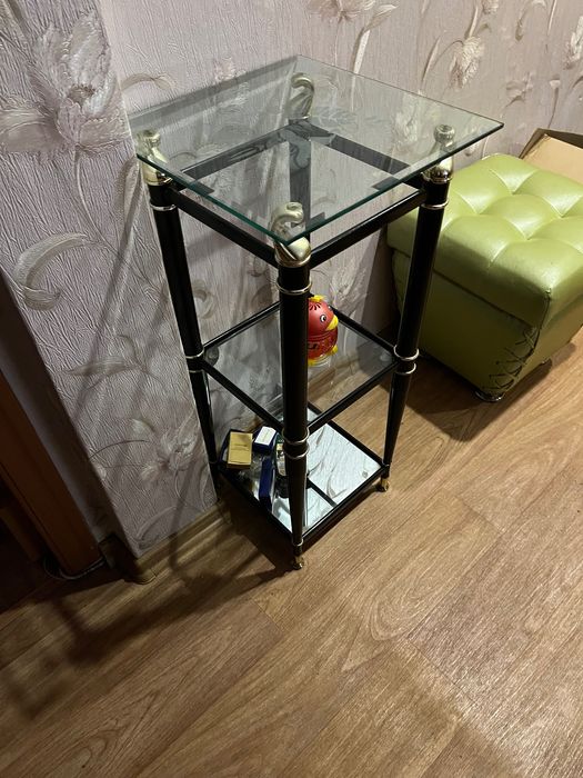 Продам стеклянную этажерку, настольную лампу, люстру