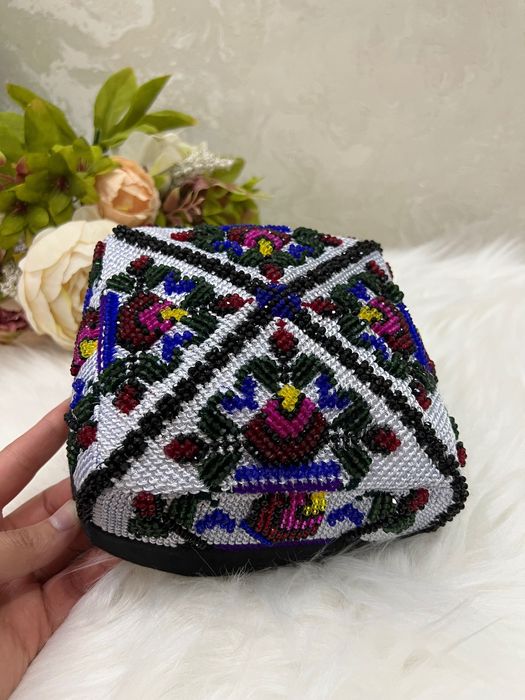 Qo’lda bezatilgan do’ppi