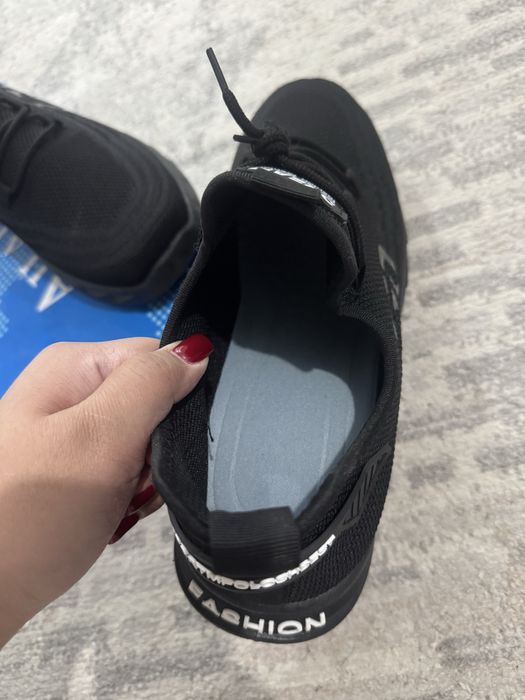 Продам кроссовки летние