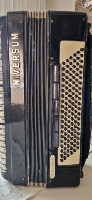 Vând Acordeon Weltmeister Universum Elegance pe 4 voci, 120 Basi.