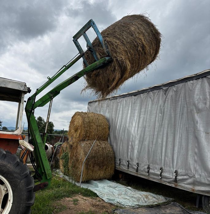 Încărcător în tiranti la tractor