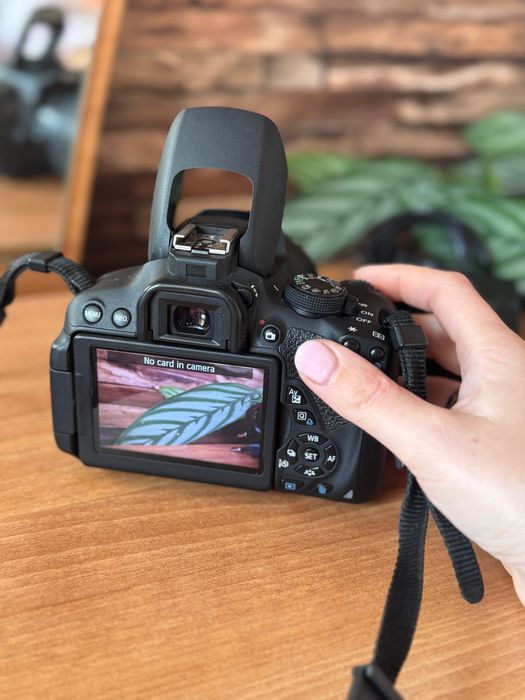 Фотоапарат Canon 700D