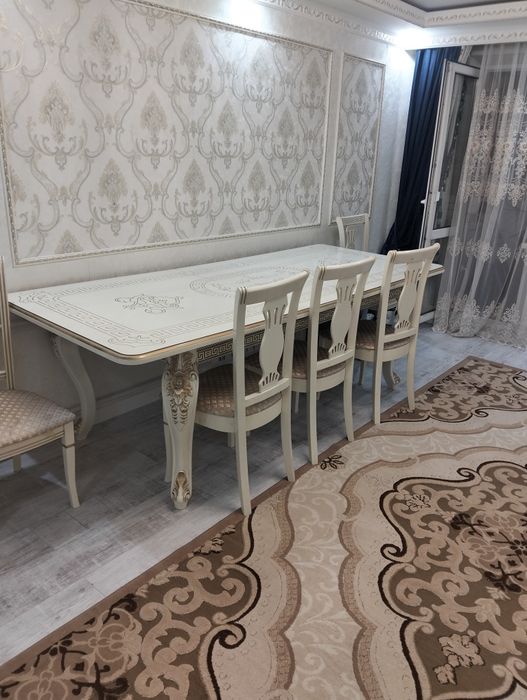 Продам стол с стульями 80000