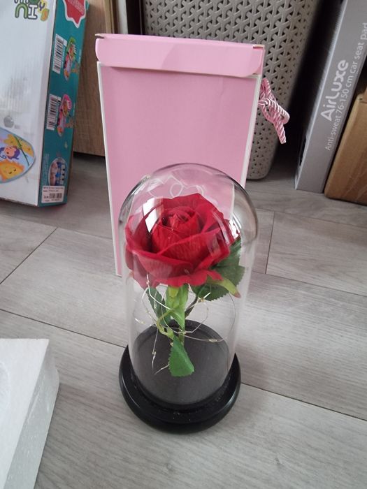 Вечна роза със светлина