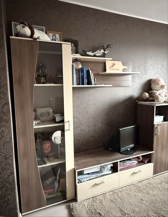 Холна секция с витрина – запазена, светли цветове