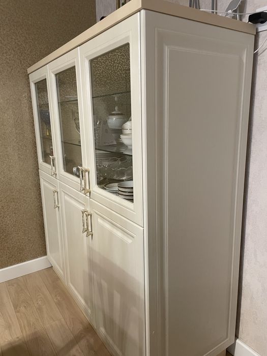 Продается сервант в хорошем состоянии.