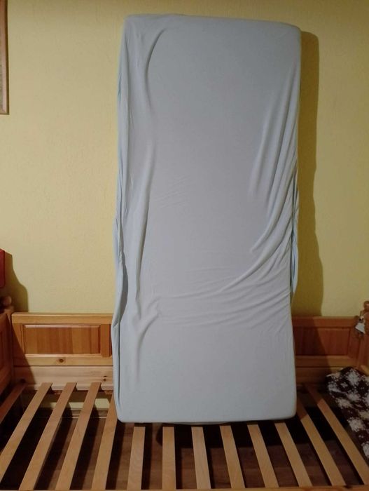 Единично легло от масивно дърво с подматрачна рамка и матрак