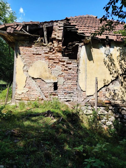 Casa batraneasca nelocuibila in brad