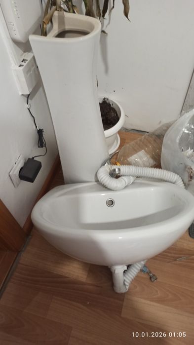 Продам раковину тюльпан б/у ,двери б/у  60 и 70