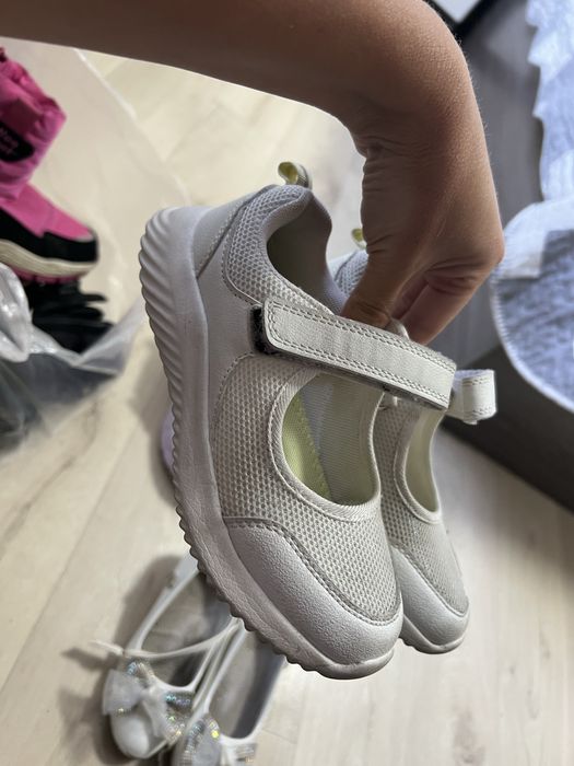 Отдам бесплатно обувь детскую