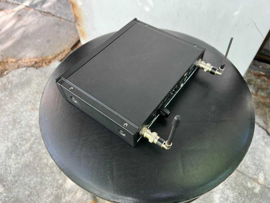 Безжичен микрофонен приемник ''SHURE SLX4''