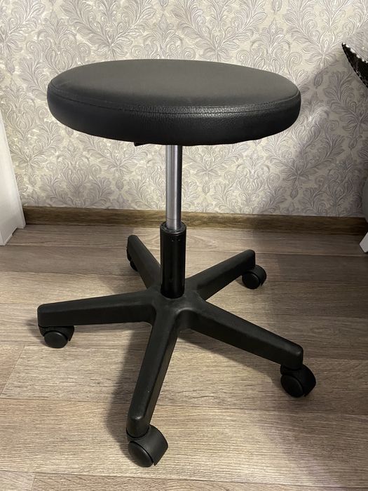 Стул на колесике