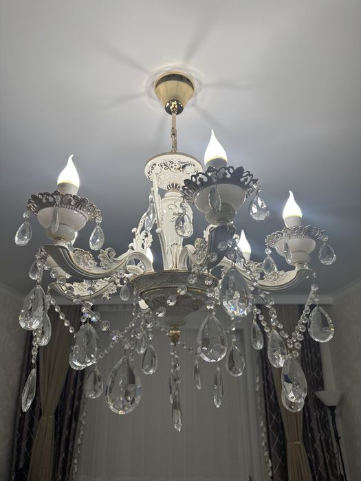 Продам люстру с 6 лампами