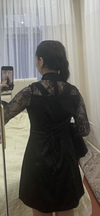 Коротенькое платье черного цвета