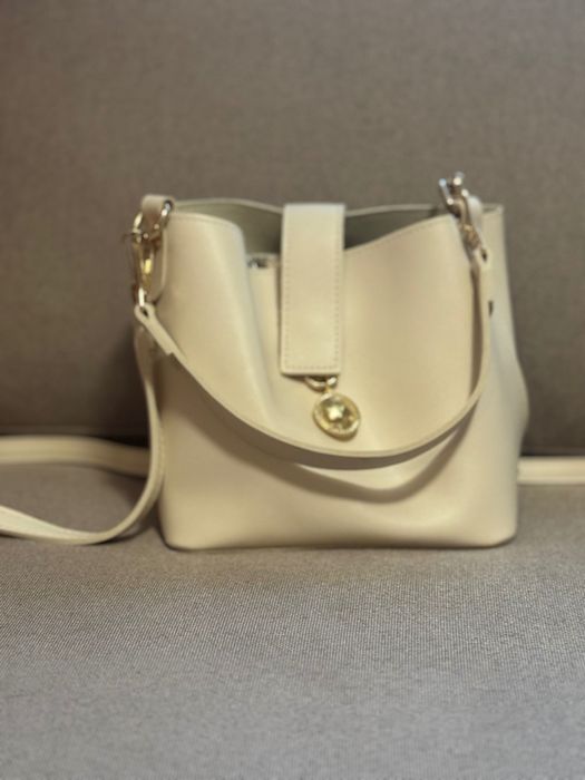 Малка бежова чанта от еко кожа