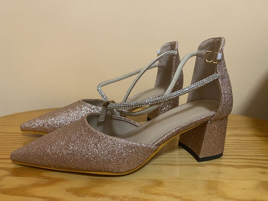 Лъскави обувки с ток