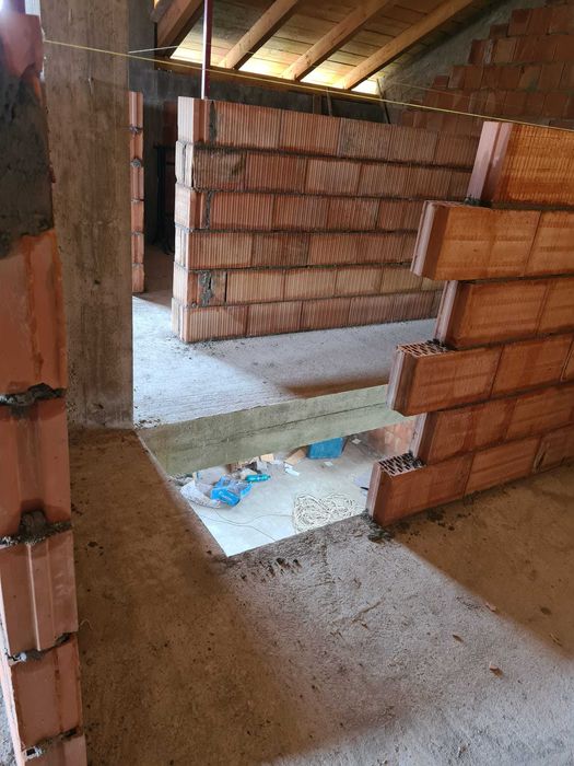 CASA IN ROSU in Batesti langa Faget