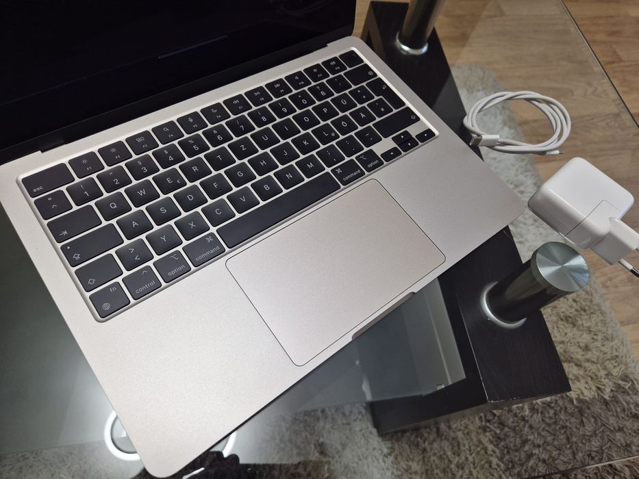Macbook Air M3 2024 13.6' 10 incarcari