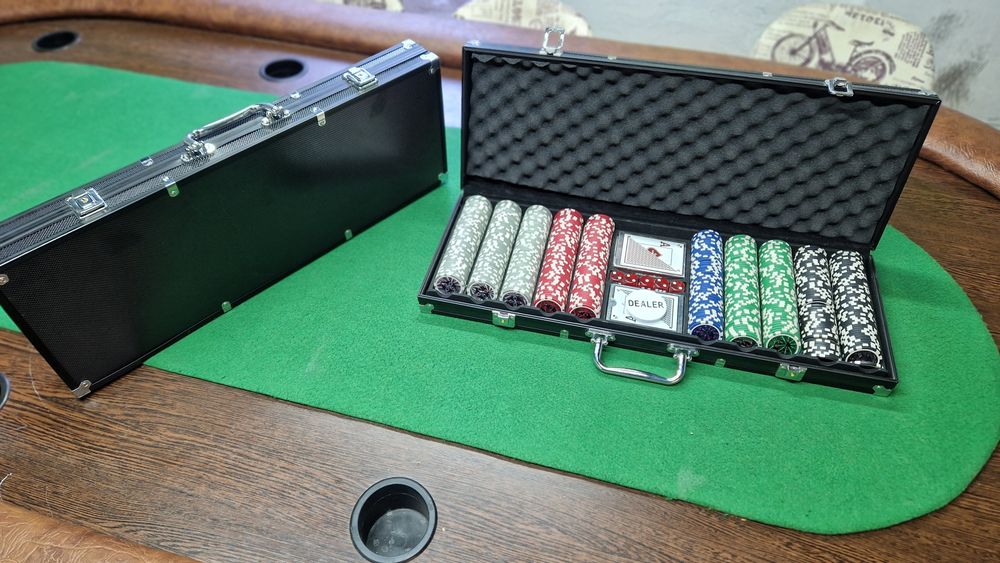 Vând truse poker profesionale.