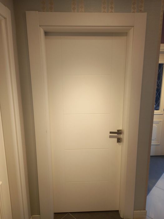 Външни метални врати и вътрешни интериорни налични