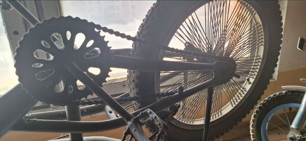 Размер колёс 20x 3.0
Велосипед в отличном состоянии нужно поменять кам