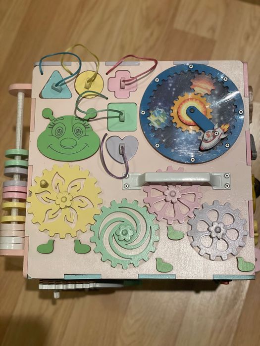 Дървен бизиборд / Бизикубче / Busy board