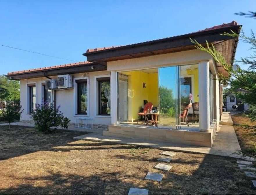 Страхотна едноетажна къща в много хубаво крайбрежно село