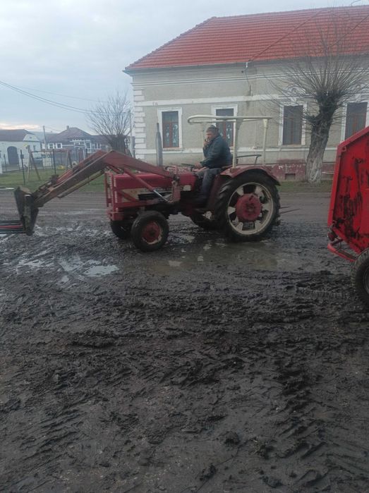 Vând tractor international 423