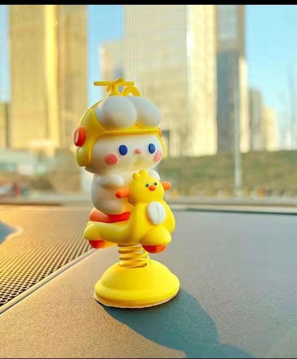 Болванчик на панель на пружине