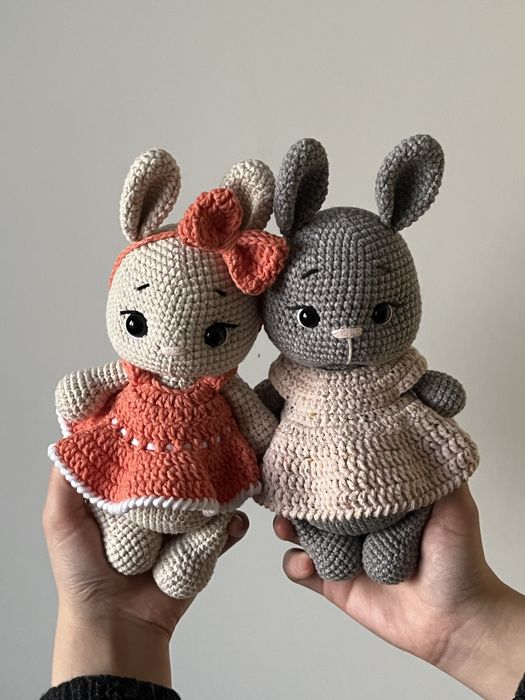 Вязаная игрушка Зайка