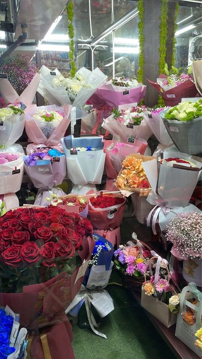 Цветы букеты шары на выписку шарики тюльпаны розы галандские