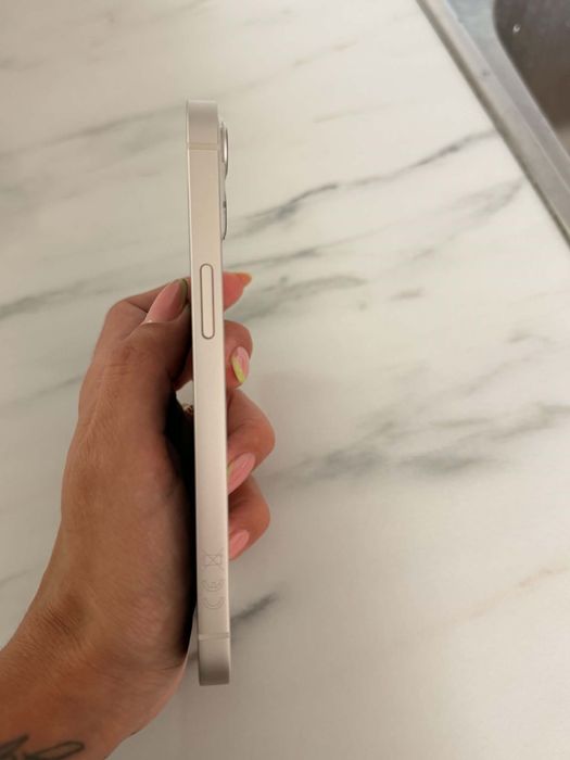 Два телефона iphone 14 и iphone 13