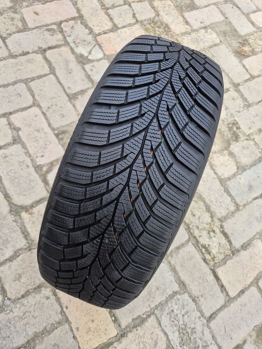O bucată 205/55 R16 M+S iarnă - una Continental Pirelli