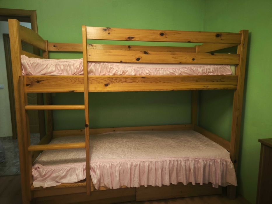 Двуетажно легло с два матрака