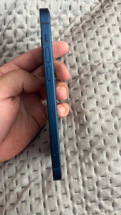 Продавам iPhone 12