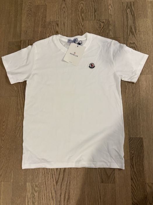 vand tricou nou nout cu eticheta