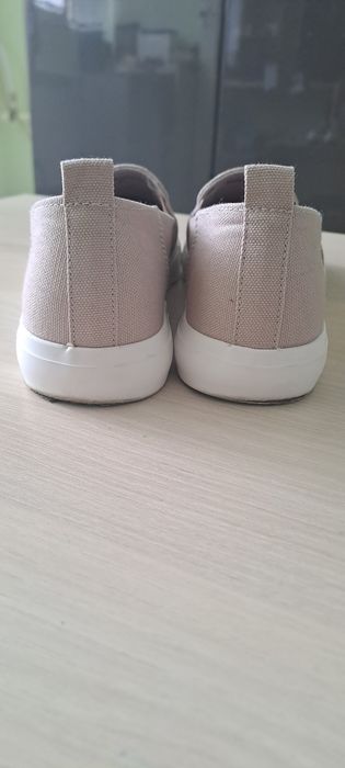 Обувки бежави...