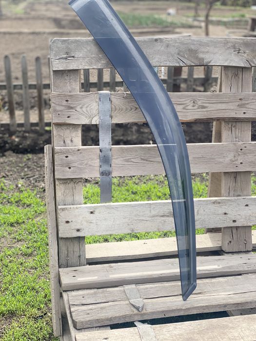 Ветровик для Toyota Highlander в хорошем состоянии