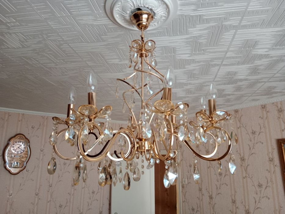 Люстра большая . Под золото .