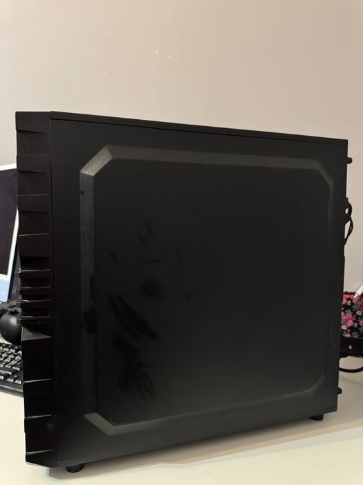 Настолен компютър + Dell монитор + Logitech комплект + Razer слушалки
