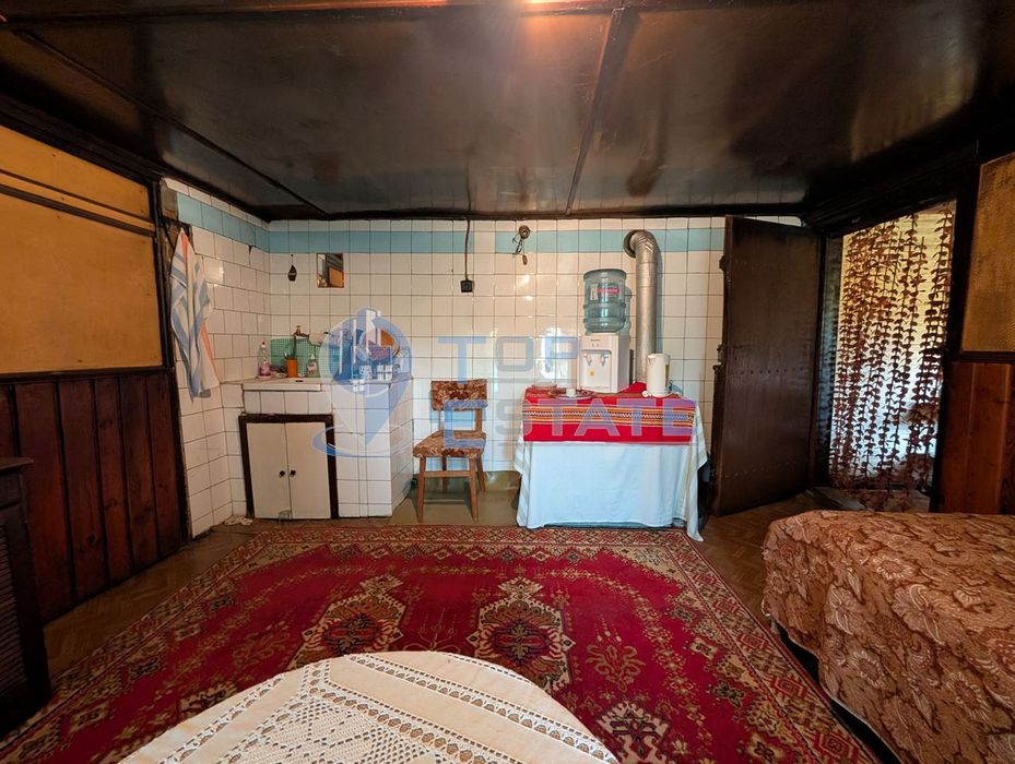 Двуетажна автентична къща с голям двор в село Лесичарка