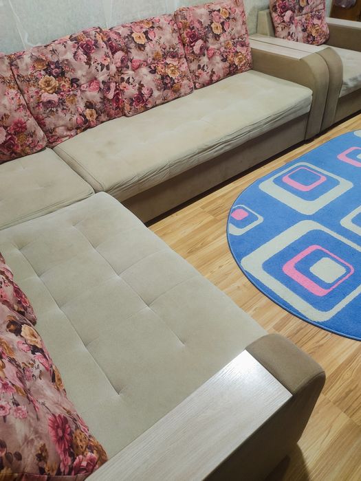 Уголок+кресло одно в хорошем состоянии