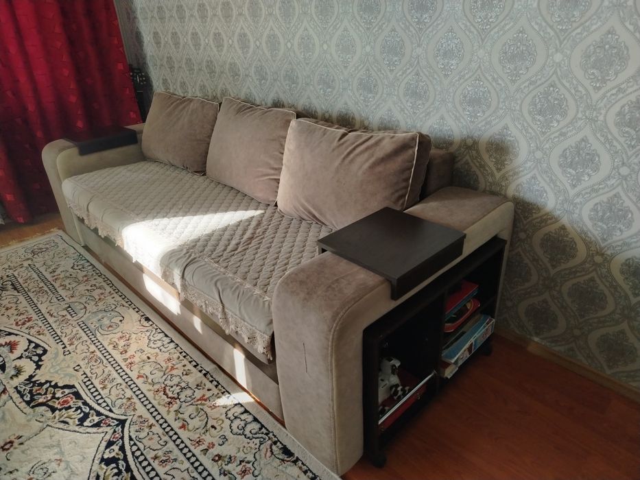 Диван большой, малый, и пуфик