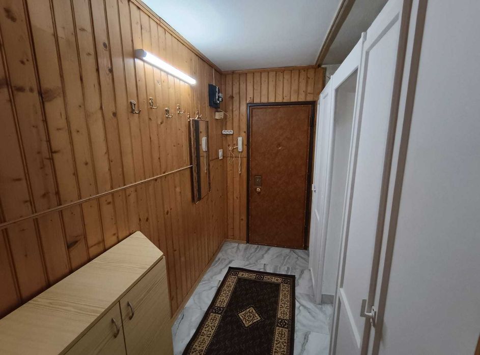 Inchiriez apartament 2 camere, Rogerius, str. Moldovei, etaj 1.