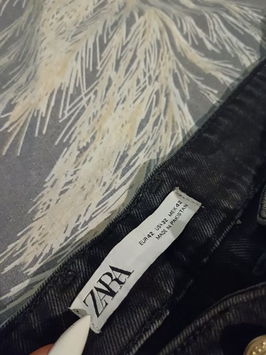 Дънки Zara и тениска Pull and Bear