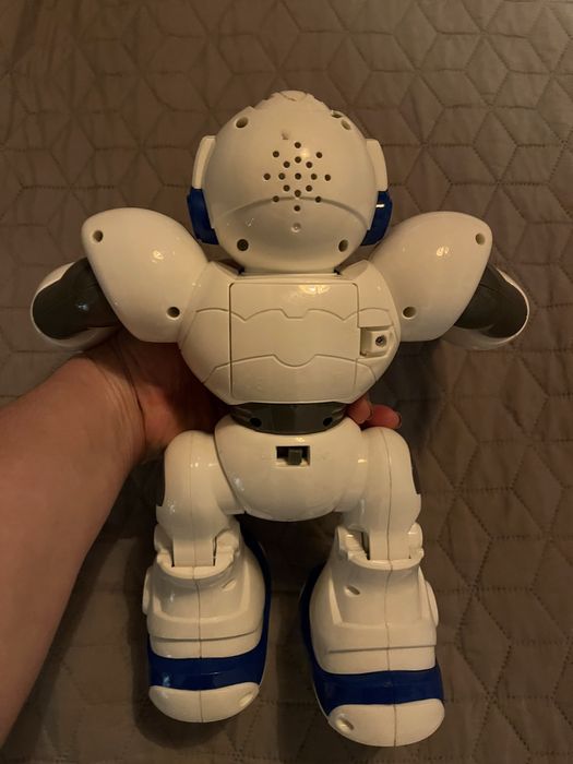 Robot mare cu telecomanda, merge si are ai sunete.