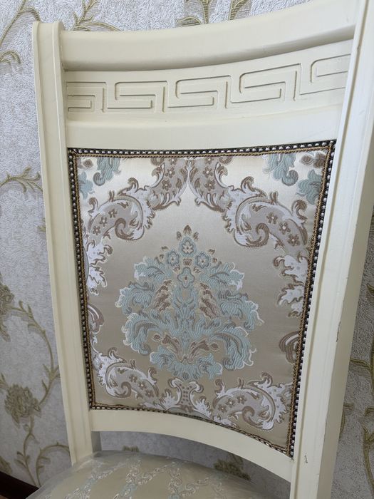 Гостиный стол и стулья