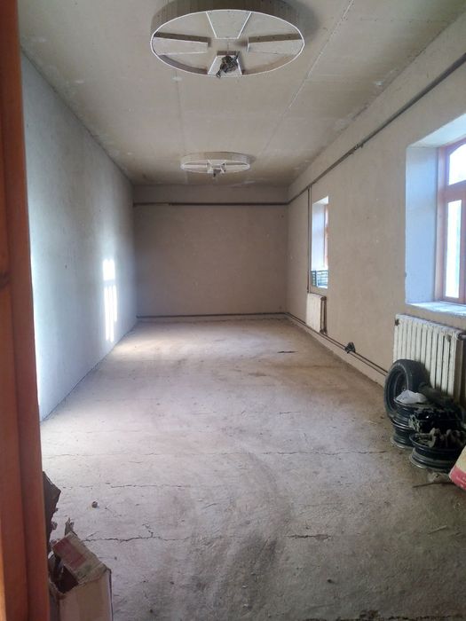 Navoiy viloyati Karmana tumanida 8 sutixli uy sotiladi